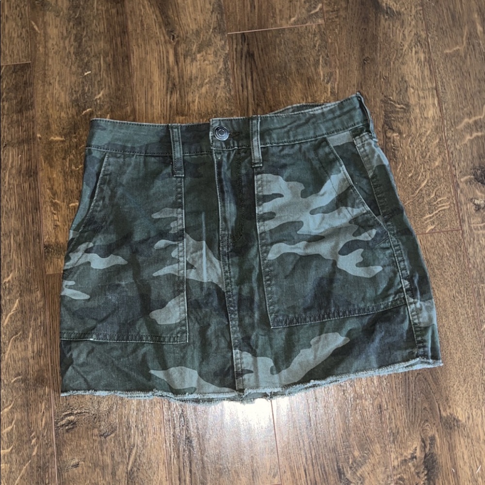 High rise camo Aeropostale skirt.